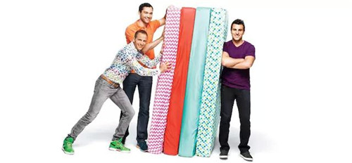 Airbnb 公司的三位創(chuàng)始人，以及他們最早的 Airbed