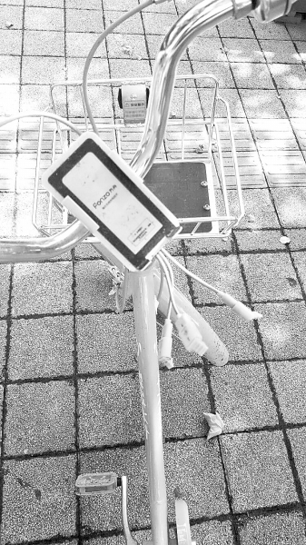 車把中間有手機(jī)充電支架，下方連接著3根充電線。