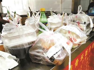 一餐館的“飯口”時(shí)段，等待“出發(fā)”的外賣擺滿案臺(tái)