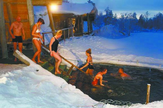 奇葩！芬蘭人蒸完桑拿跳冰湖