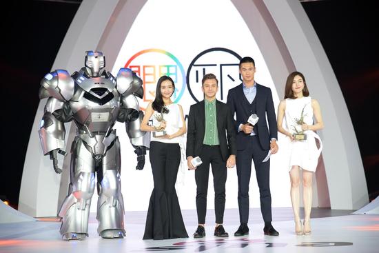 Klasse14腕表首席設(shè)計(jì)師 Mario Noblie以及超模蔚方卿為王鷗、江疏影頒發(fā)時(shí)尚突破藝人獎(jiǎng)項(xiàng)