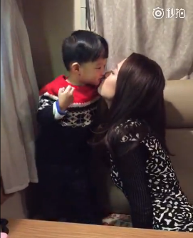 陳喬恩撩逗帥氣萌娃 向?qū)Ψ剿魑钱嬅嬗袗? alt=