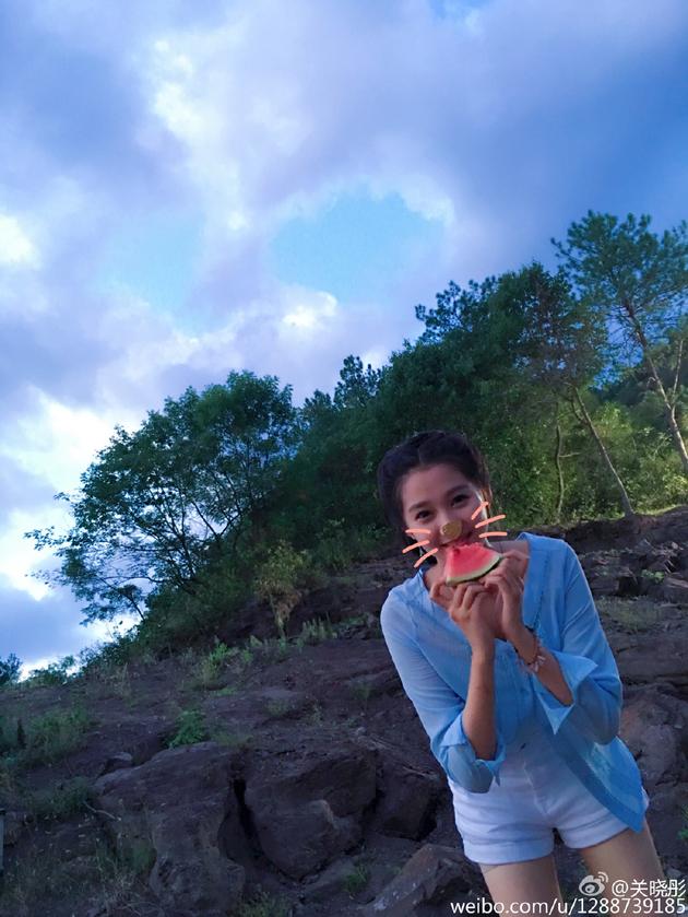 關(guān)曉彤吃西瓜賣(mài)萌