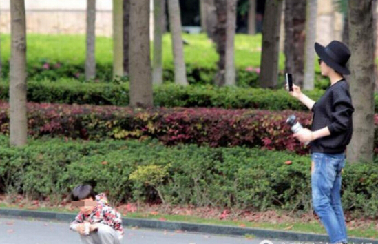 孫儷不時拿出手機(jī)替等等拍照。