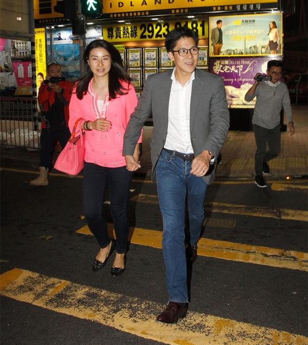 慶祝結(jié)婚四周年時，郭晶晶已有孕味