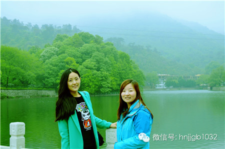 奧斯卡汽車影城的美女和這個(gè)風(fēng)景融入的真好啊，有木有？！