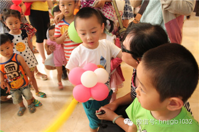 拿到氣球玩具的小朋友，瞬間成了焦點(diǎn)，周圍的小朋友都想和你做朋友，你知道嗎？