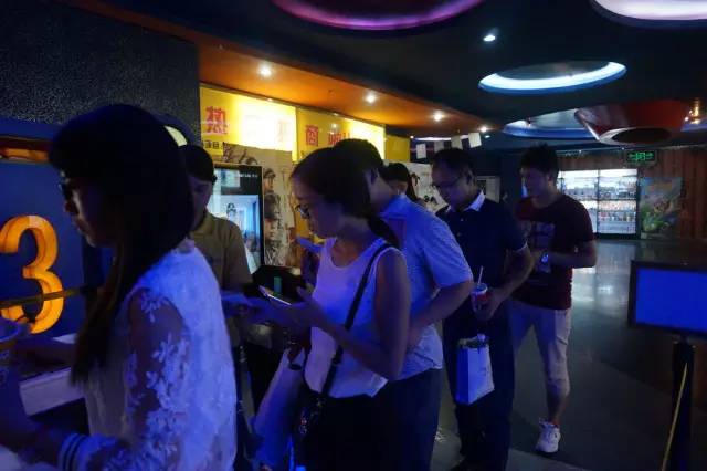 電影馬上開始，排隊入場嘍