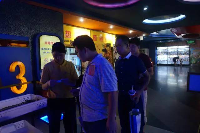 電影馬上開始，排隊入場嘍