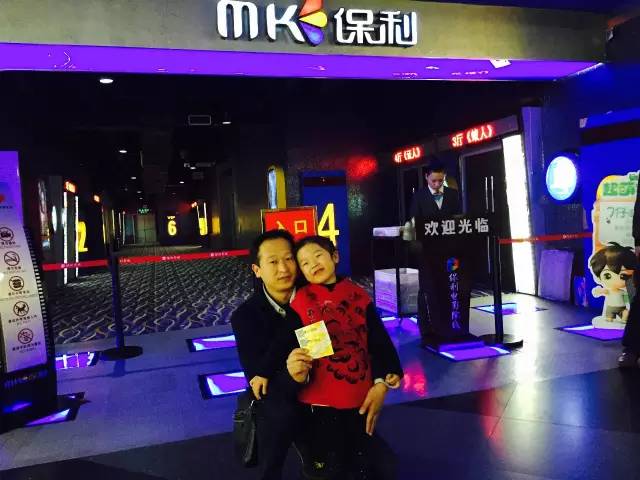 再來(lái)看兩個(gè)萌娃，表情都好有戲！