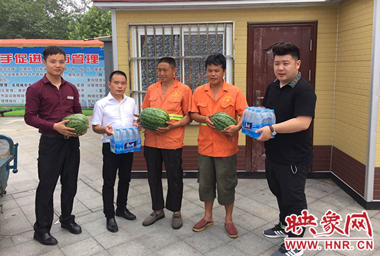 經(jīng)濟(jì)廣播工作人員和愛心企業(yè)給正在忙碌的環(huán)衛(wèi)工人、交警和協(xié)警等送去了一萬六千多斤西瓜和近百提礦泉水。