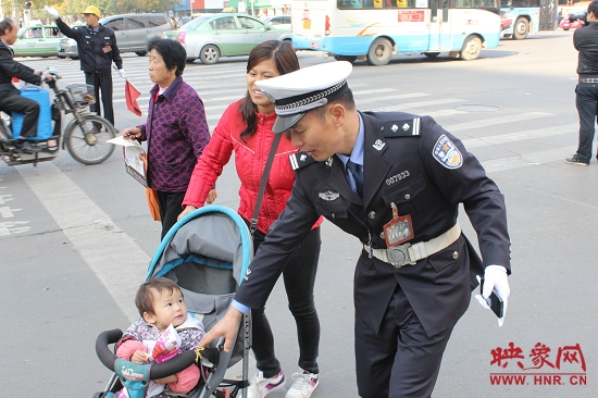 執(zhí)勤民警楊華民引領(lǐng)行人正確走斑馬線 執(zhí)勤民警楊華民引領(lǐng)行人正確走斑馬線