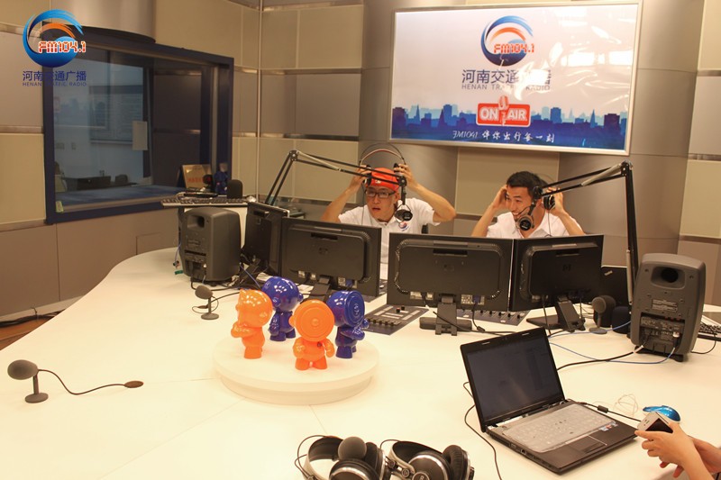 李憲和張弛怎么這么開心！又不是你們倆中獎了！