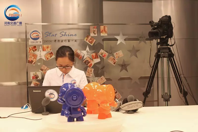 還是抽獎的姑娘比較認真！為保證抽獎的公平公正，映象網進行了全程視頻直播。