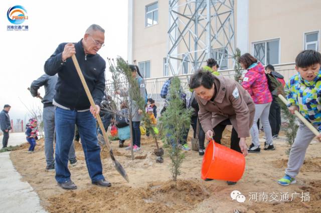 恩愛的老人一起種下一棵小樹苗，健健康康白頭偕老~