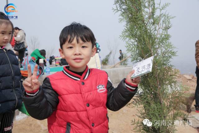 耶！你看，這是我種下的小樹苗！