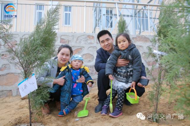 一家四口，一起種下我們的小樹，和寶貝兒們一起茁壯成長！
