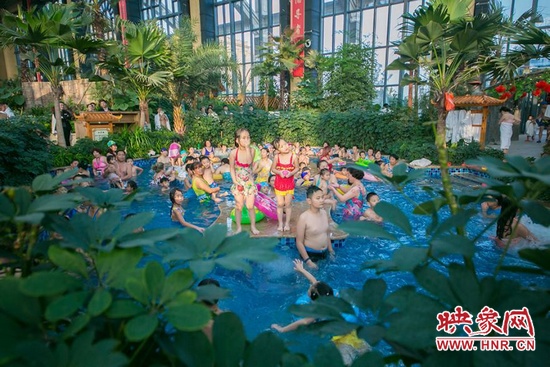 又開始過夏天的孩子們，在溫潤的泉水里放任天性。