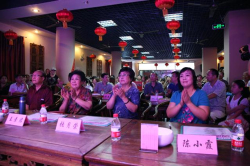 我省著名豫劇表演藝術(shù)家素君（左2）、常香玉弟子、國(guó)家一級(jí)演員張?jiān)聵s（右2）