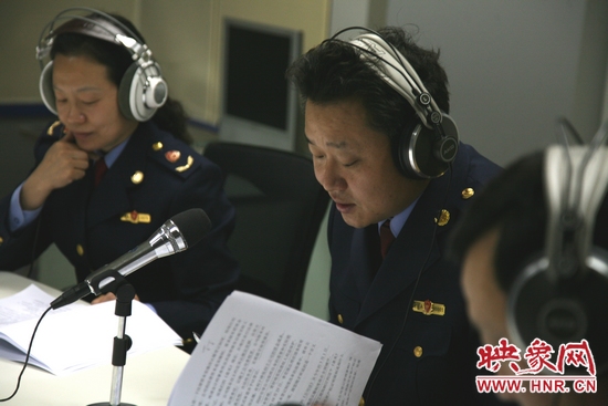 鄭州市工商局局長岳希忠及工商局企業(yè)注冊登記處處長王萍一行做客節(jié)目 鄭州市工商局局長岳希忠及工商局企業(yè)注冊登記處處長王萍一行做客節(jié)目