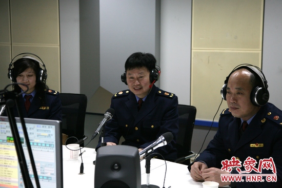 平頂山市工商局局長(zhǎng)劉鋒一行做客信息廣播 平頂山市工商局局長(zhǎng)劉鋒一行做客信息廣播