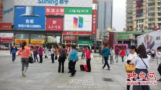 他們從四面八方匯集到二七塔下，由行走路人一下變成了一支舞蹈隊(duì)，跳起了節(jié)奏歡快、時(shí)尚動(dòng)感的舞蹈。