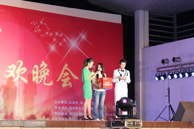 教育廣播女主播葉子現(xiàn)身晚會(huì)，全場(chǎng)沸騰