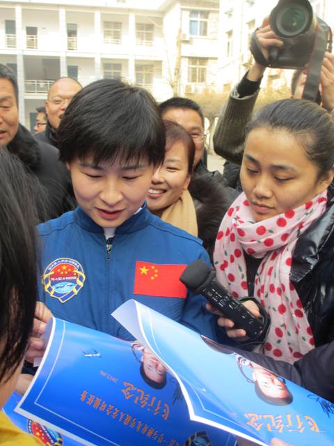 教育廣播記者明燕對劉洋進行現場采訪