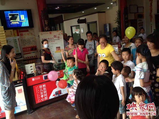 活動(dòng)開始前，1066城市之聲的主持人跟孩子們進(jìn)行現(xiàn)場互動(dòng)。