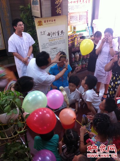 活動(dòng)開始了，濟(jì)華中醫(yī)館的保健按摩專家李老師為大家講解如何有效預(yù)防青少年近視。