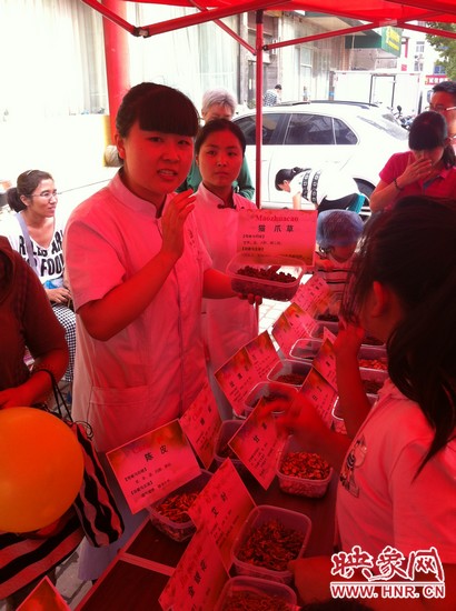 這是什么一，那又是什么？小腦袋不停的在思索，而小手和小鼻子也沒閑著，時(shí)不時(shí)地摸一摸、聞一聞！