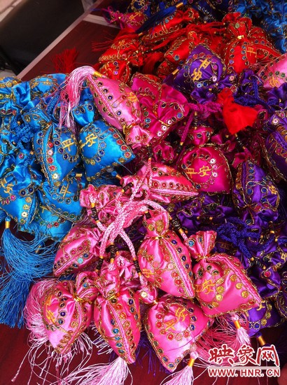 孩子們的好奇心得以大大的滿足，接下來就要裝香囊啦，你看，五顏六色的香囊多漂亮！