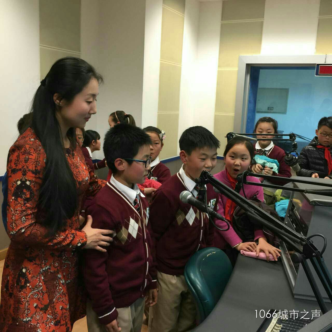 “好激動(dòng)，好激動(dòng)”！天天上學(xué)、放學(xué)都從廣播大廈經(jīng)過(guò)，今天終于進(jìn)來(lái)了！