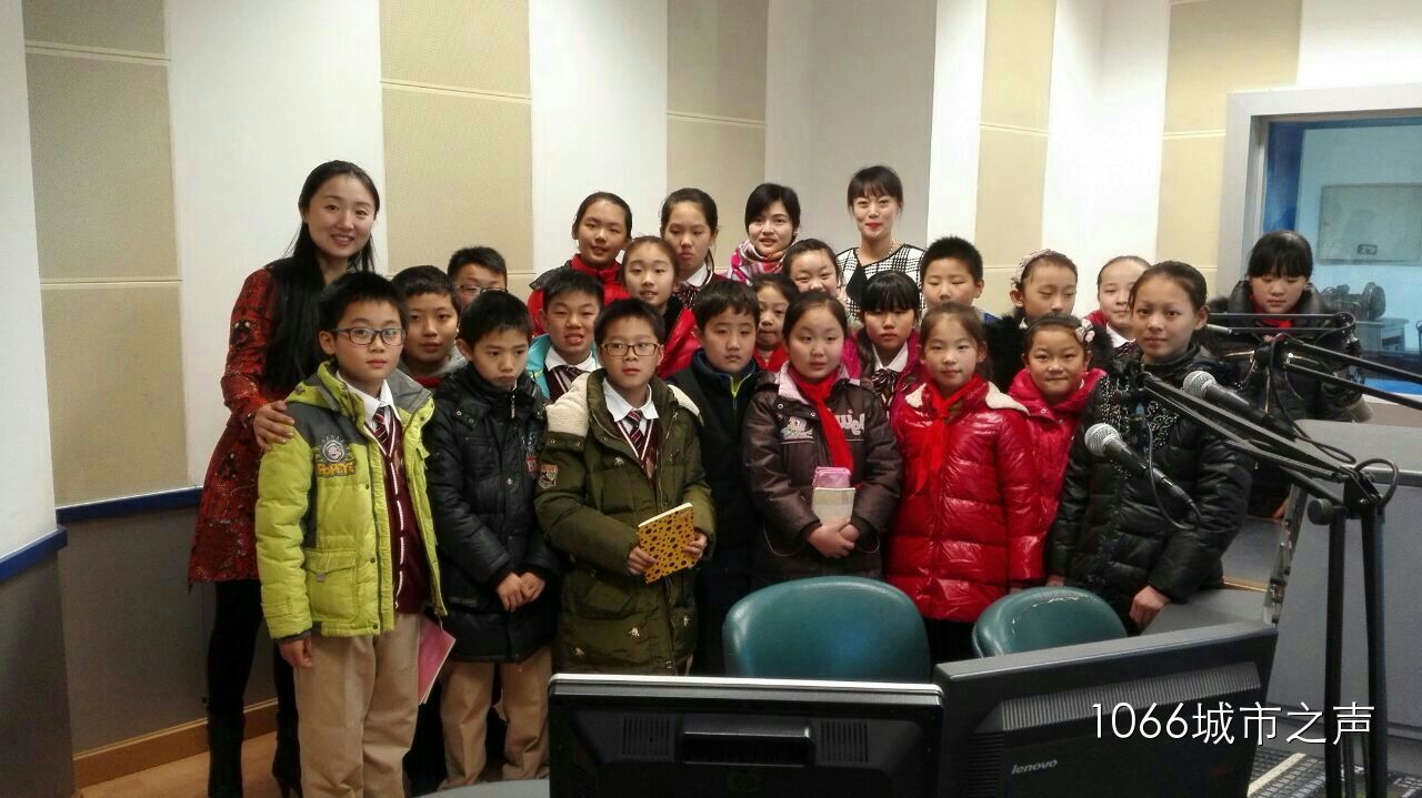 跟電臺(tái)的主持人和老師們的大合影！真是難忘的一天?。? complete=