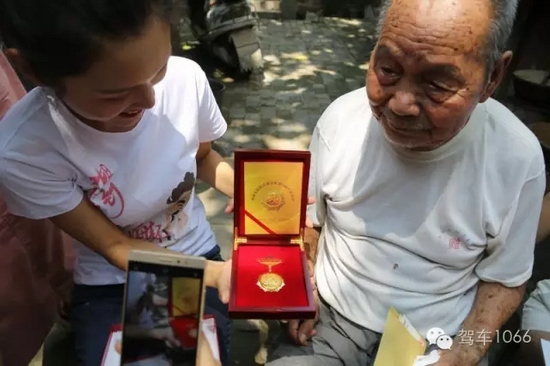 老兵聽(tīng)不到我們?cè)谡f(shuō)什么，今年98了。