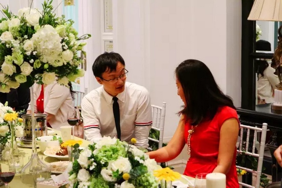 這種熱烈的氣氛，一直延續(xù)到飯桌上。