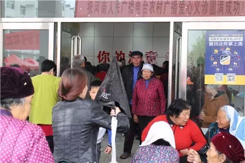 現(xiàn)場真是的人山人海，只能用太火爆三個字形容了！