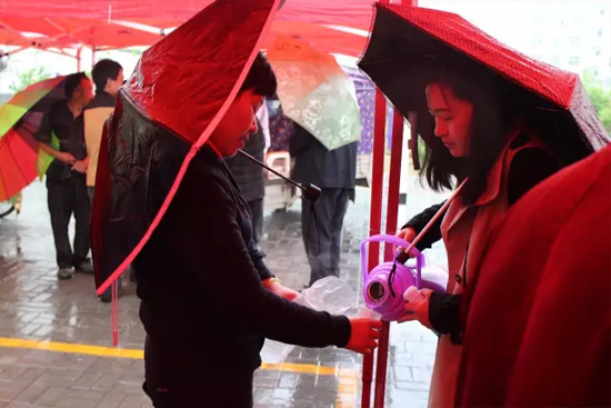 在寒冷的天氣中，為了能讓專家大夫們喝上熱水，紅改主任與柳青不斷的給大家添水。