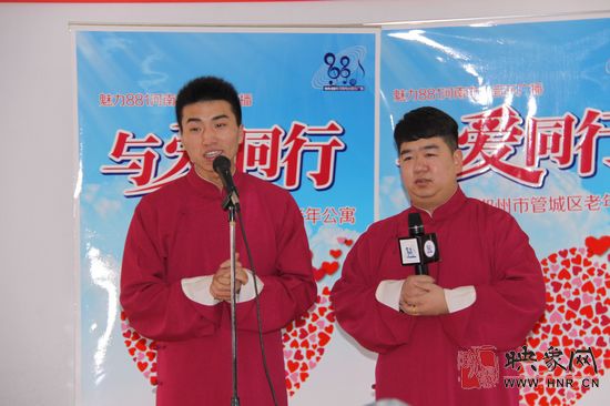 德樂(lè)相聲社的兩位演員表演相聲 德樂(lè)相聲社的兩位演員表演相聲