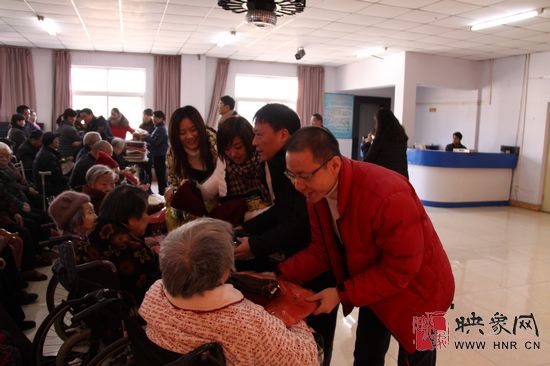 大家給老人分發(fā)溫暖禮物 大家給老人分發(fā)溫暖禮物