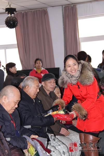 音樂(lè)廣播總監(jiān)助理袁云給老爺爺發(fā)送溫暖禮物 音樂(lè)廣播總監(jiān)助理袁云給老爺爺發(fā)送溫暖禮物