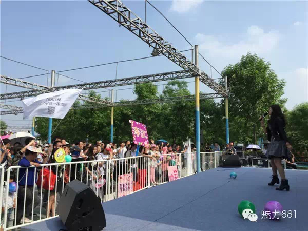 輕輕躍起、優(yōu)美身段，新聞小姐李江