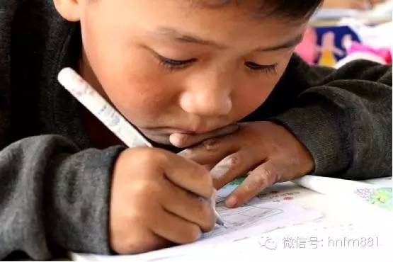 小手黑黑的，像是很少洗