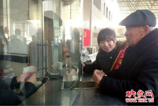 在陳思蕊的積極幫助下，老人順利的買(mǎi)到了發(fā)往合肥的5張車(chē)票。