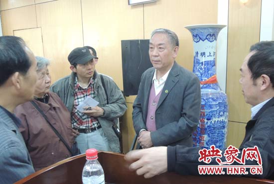 講座結(jié)束后，聽眾向戚建莊提問。