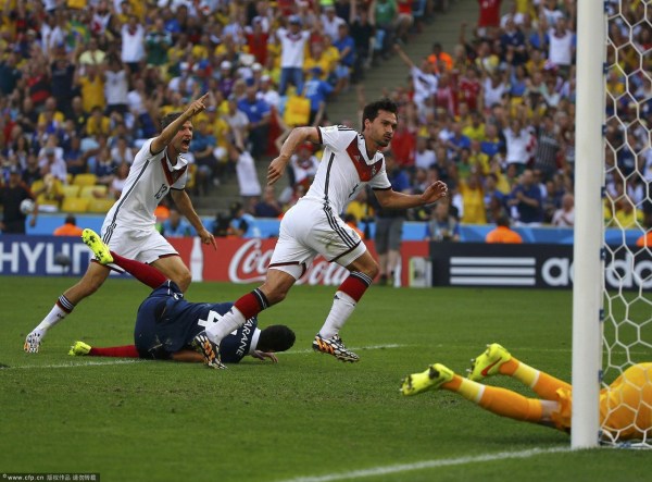 第13分鐘，胡梅爾斯頭球破門