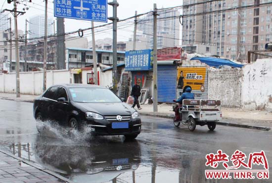 機(jī)動(dòng)車路過，濺起一米多高的水花