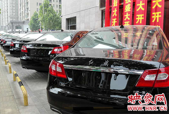 路邊一棟樓上懸掛著二三十條紅色條幅，全部是祝賀一家公司開業(yè)的。