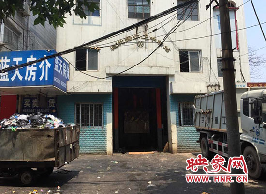 城北路環(huán)衛(wèi)中轉(zhuǎn)站門前的垃圾車裝滿了生活垃圾，腐臭味撲面而來