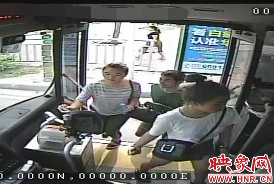 監(jiān)控顯示，竊賊偷女孩手機，公交車長幫忙要回手機。